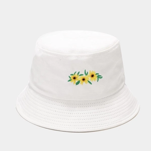 Détail d'un chapeau bob en coton blanc avec trois broderies de tournesols jaunes