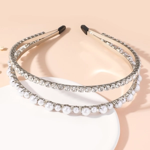 Serre-tête double rangée orné de strass argentés et perles blanches sur socle rose