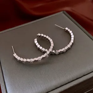 Boucles d'oreilles C en argent avec cadres hexagonaux et zircons étincelants