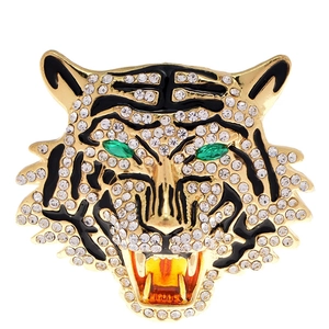 Broche tête de tigre dorée avec strass scintillants et yeux verts sur fond blanc pur