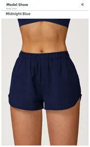 Détail du short de sport bleu nuit à taille haute avec taille élastique et fente latérale