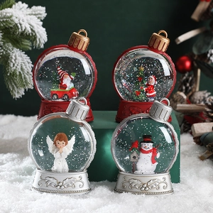Boule à neige de Noël lumineuse avec figurines Père Noël et bonhomme de neige, rouge