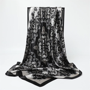 Détail macro du foulard en satin imprimé cachemire avec des motifs de texture soyeuse