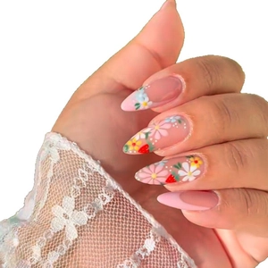 Rosa Mandel-Kunstnägel mit weißen Blumen und kleinen Erdbeermustern