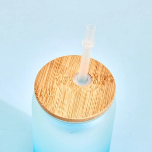 Draufsicht auf 12oz Sublimationsglas mit Bambusdeckel und transparentem Trinkhalm