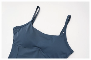 Dettaglio del reggiseno sportivo grigio scuro con doppie spalline e cuciture ergonomiche