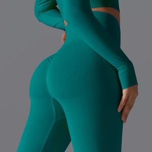 Detail of high-waist seamless dark lake green yoga set with ribbed knit texture and push-up effect