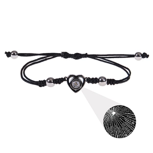 Détail de la pierre de projection cœur affichant Je T'aime en 100 langues sur bracelet
