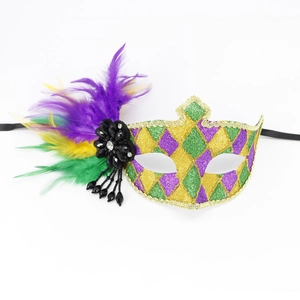 Détail du masque de mascarade avec paillettes violet vert or et plumes colorées