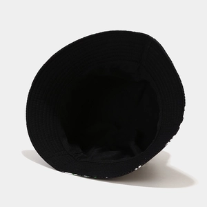 Vue intérieure détaillée du chapeau bob noir montrant les coutures et la doublure