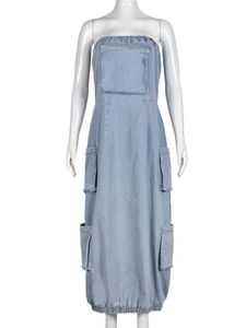 Abito lungo a fascia in denim azzurro con tasche cargo su un manichino bianco