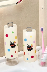 Détail de l'étui à brosse à dents de voyage avec poignée en métal et motif de chat