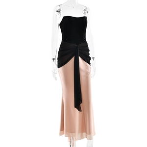 Détail de robe de soirée avec bustier noir, jupe sirène rose et ceinture nouée