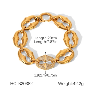 Détail du bracelet à maillons ovales plaqué or 18 carats avec cristaux et dimensions
