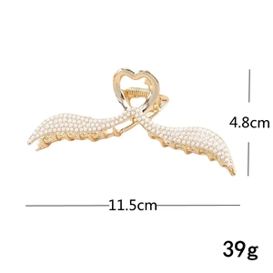 Golden metal wing hair claw with pearls and heart detail, 11.5cm length and 4.8cm height