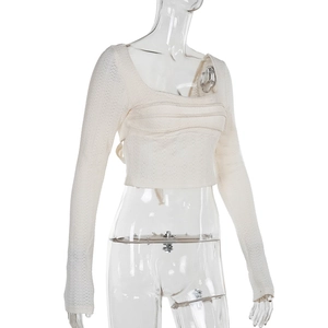 Détail de la maille texturée blanc crème et de l'encolure carrée de ce haut ajusté