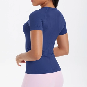 Dettaglio posteriore della maglietta sportiva blu scuro con trama in maglia senza cuciture