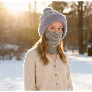 Detailansicht einer grauen Wintermütze und eines Plüsch-Halswärmers für Damen