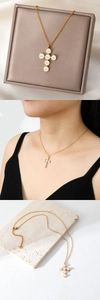 Vues détaillées du collier croix en acier doré avec perles sur modèle et pierres