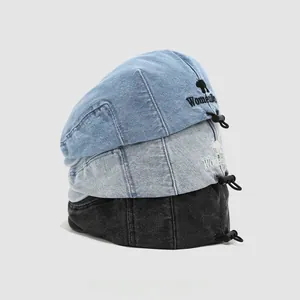 Berretto in denim per bambini in blu e nero con cordino posteriore regolabile