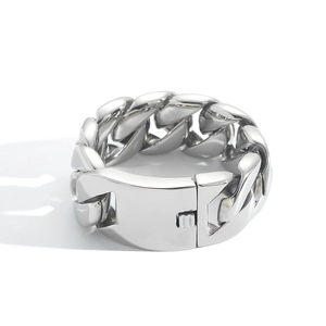 Gros plan sur le bracelet gourmette en acier inoxydable poli argenté avec fermoir solide