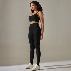 Detail des schwarzen Yoga-Sets mit atmungsaktiver Mesh-Struktur an der High-Waist-Leggings