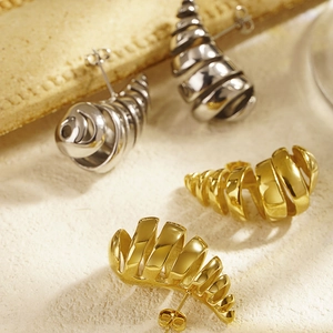 Retro stainless steel croissant hoop earrings in gold and silver with ribbed texture