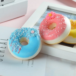 Detailansicht von pastellfarbenen PU-Slow-Rebound-Donuts mit Blumen- und Perlenstruktur