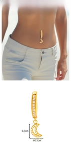 Detailansicht eines goldenen Mond-Bauchnabelpiercings mit Zirkonia und Maßen des Schmucks
