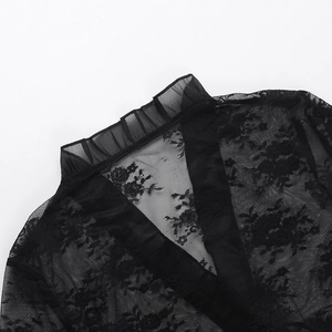 Détails de dentelle noire délicate et texture en maille sur un cardigan élégant pour femme