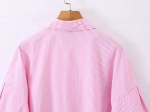 Dettaglio del retro della camicia a righe rosa e bianche in cotone testurizzato