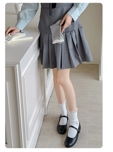 Détail des chaussettes blanches à bordure en dentelle avec souliers Mary Jane