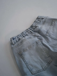 Detailansicht der hellblauen Jeans mit elastischem Bund und praktischen Gesäßtaschen