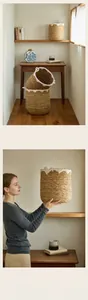 Détail d'un panier de rangement en osier tressé main avec bordure à pompons blancs