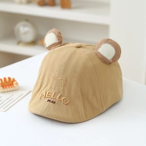 Détail du béret kaki pour bébé avec oreilles d'ours et broderie Hello Bear mignonne