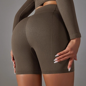 Dettaglio della trama a nido d'ape senza cuciture e del design push up sugli shorts yoga
