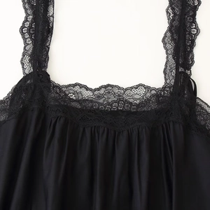 Elegante abito sottoveste in raso nero con pizzo delicato e spalline sottili