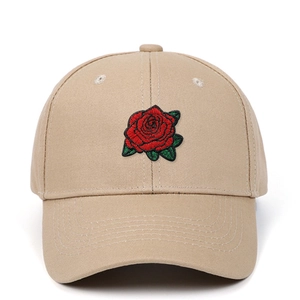 Détail de broderie rose rouge sur une casquette de baseball en coton kaki de plein air