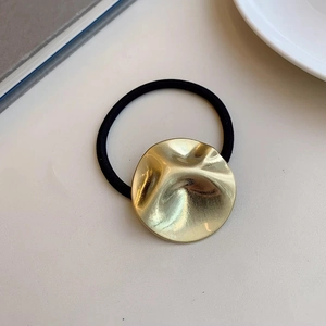 Minimalistisch haarelastiekje met gouden metalen hanger en zwart elastisch koord