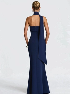 Robe sirène bleu marine élégante avec ruban au dos et coupe ajustée sophistiquée