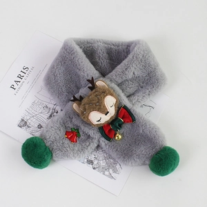 Détail d'une écharpe en peluche grise pour enfant avec renne, nœuds verts et clochettes