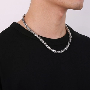 Gros plan d'une chaîne byzantine argentée de 6 mm portée par un mannequin homme