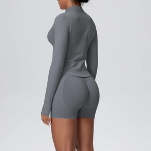 Détail de l'ensemble de sport gris foncé sans couture avec short sculptant