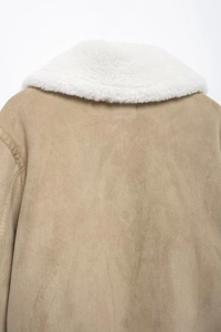 Détail du dos de la veste kaki avec col en polaire blanche et texture en daim matifié