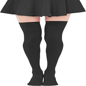 Détail de chaussettes hautes noires au-dessus du genou avec une jupe plissée de style JK