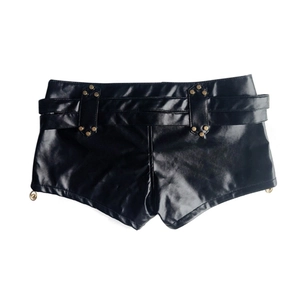 Detail der schwarzen PU-Leder-Hotpants mit doppelten Gürtelschnallen und goldenen Nieten