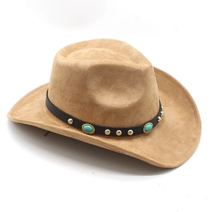 Vue détaillée du chapeau de cowboy camel avec bande en cuir à turquoise et clous