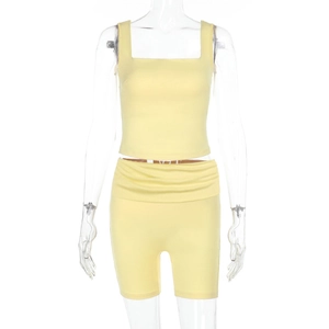 Détail d'ensemble jaune avec débardeur col carré et short en coton extensible
