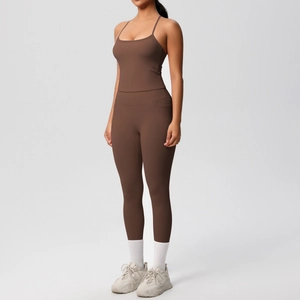 Détail du legging de yoga marron café à taille haute avec des poches latérales pratiques