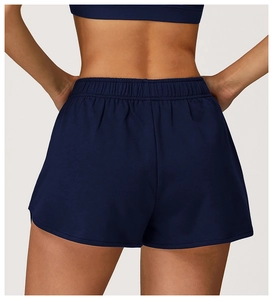 Détail du short de sport bleu marine à taille haute avec ceinture élastique et plis texturés